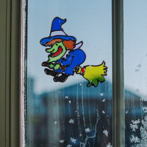 Halloween-i ablakdekor - színes boszorkány