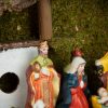 Karácsonyi asztali dekoráció - Betlehem - kerámia és fa - 30 x 10 x 20 cm