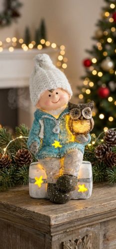 MagicHome karácsonyi szobor, Fiú a széken bagollyal, 1 LED, poligyanta, 10,5 x 10,5 x 19,5 cm