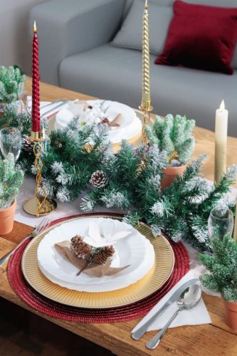 Vetvička MagicHome Vianoce, so šiškami a jutovou stuhou, biela, 15 cm