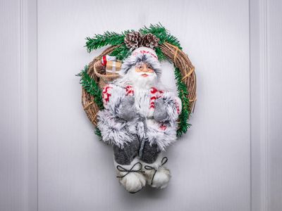 Karácsonyi dekoráció, Koszorúban ülő Mikulás, koszorú, 30 cm