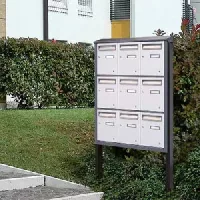 Társasházi postaládák